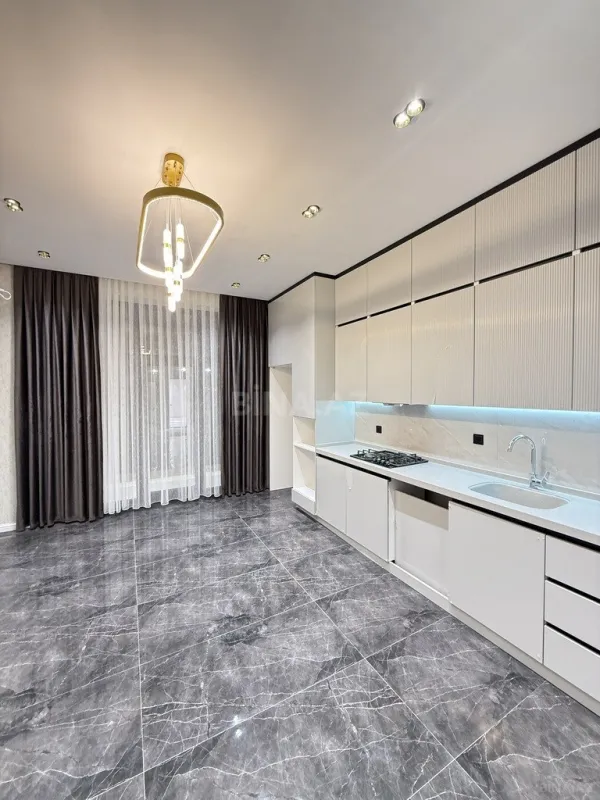 Satılır 6 otaqlı həyət evi 300 m²