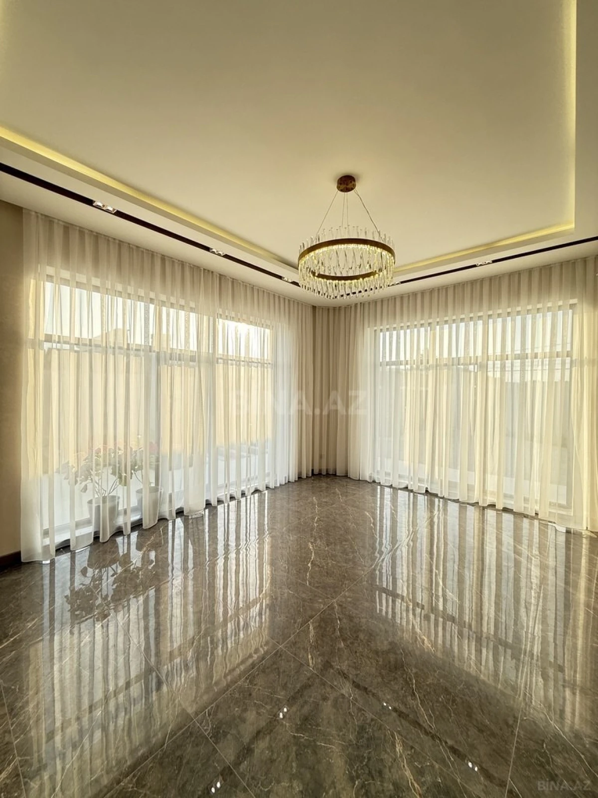 Satılır 5 otaqlı həyət evi 215 m²