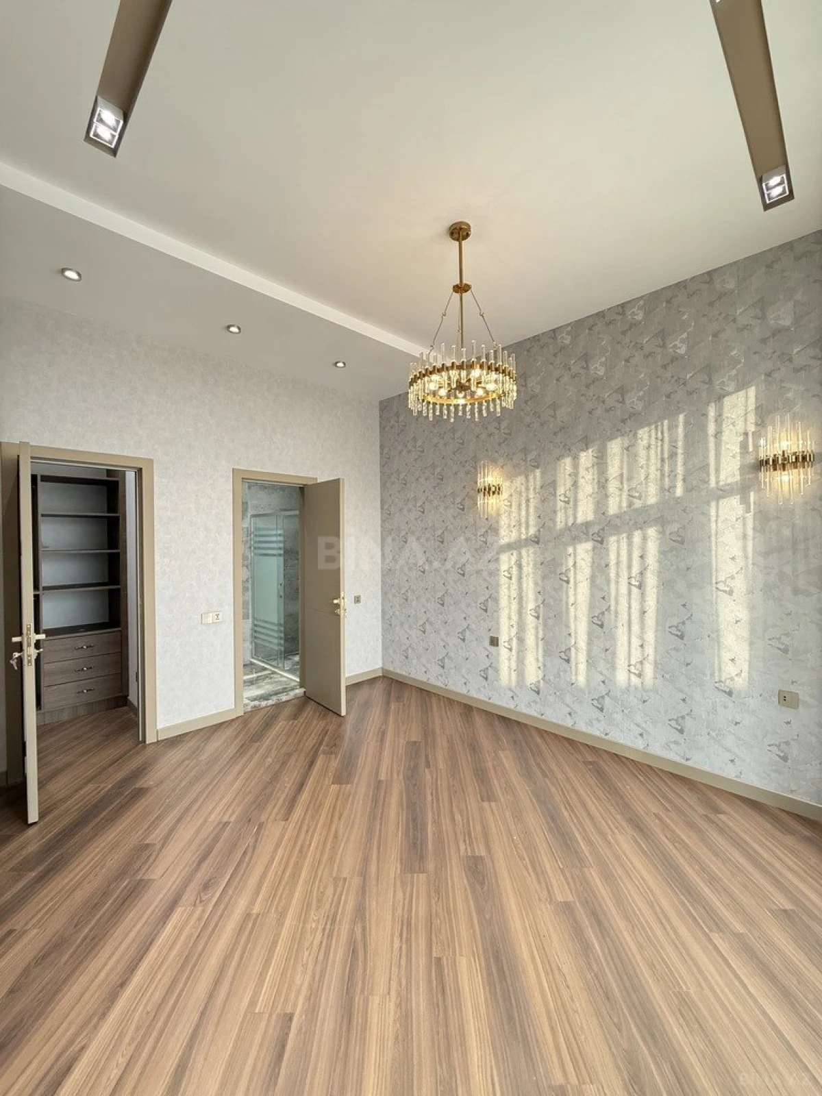 Satılır 5 otaqlı həyət evi 215 m²