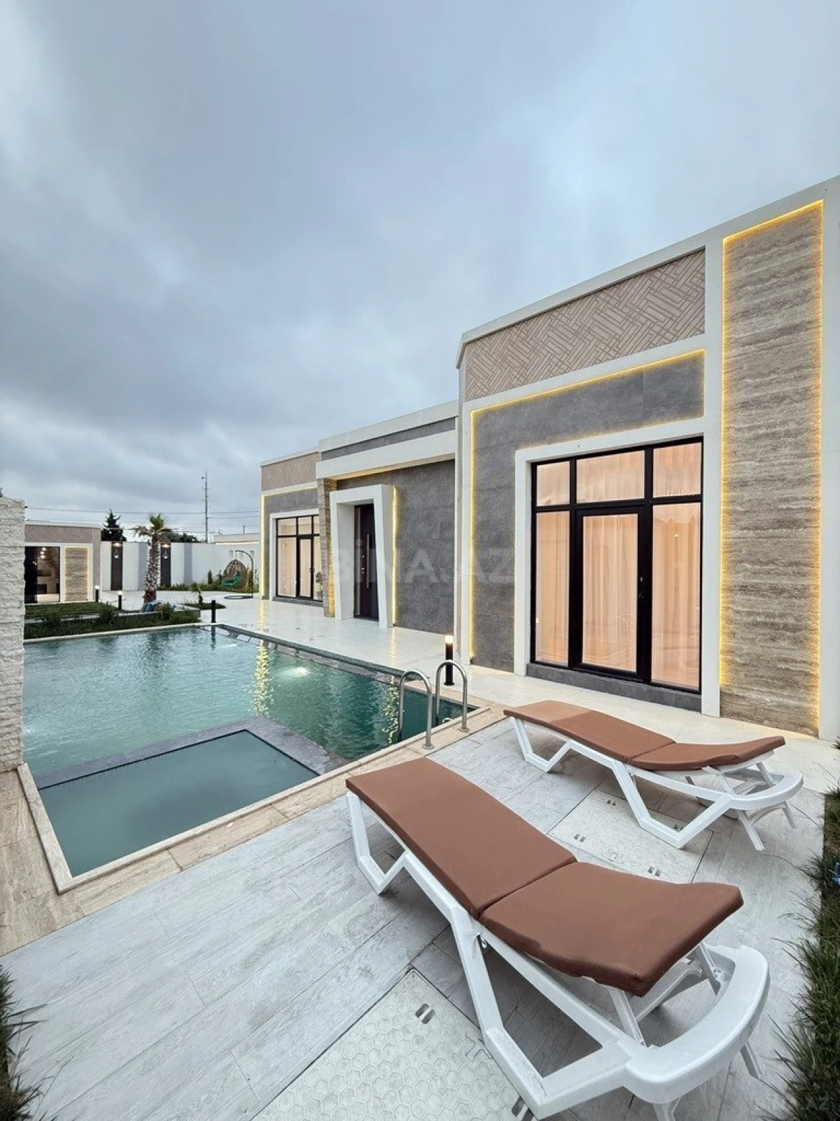 Satılır 5 otaqlı həyət evi 215 m²