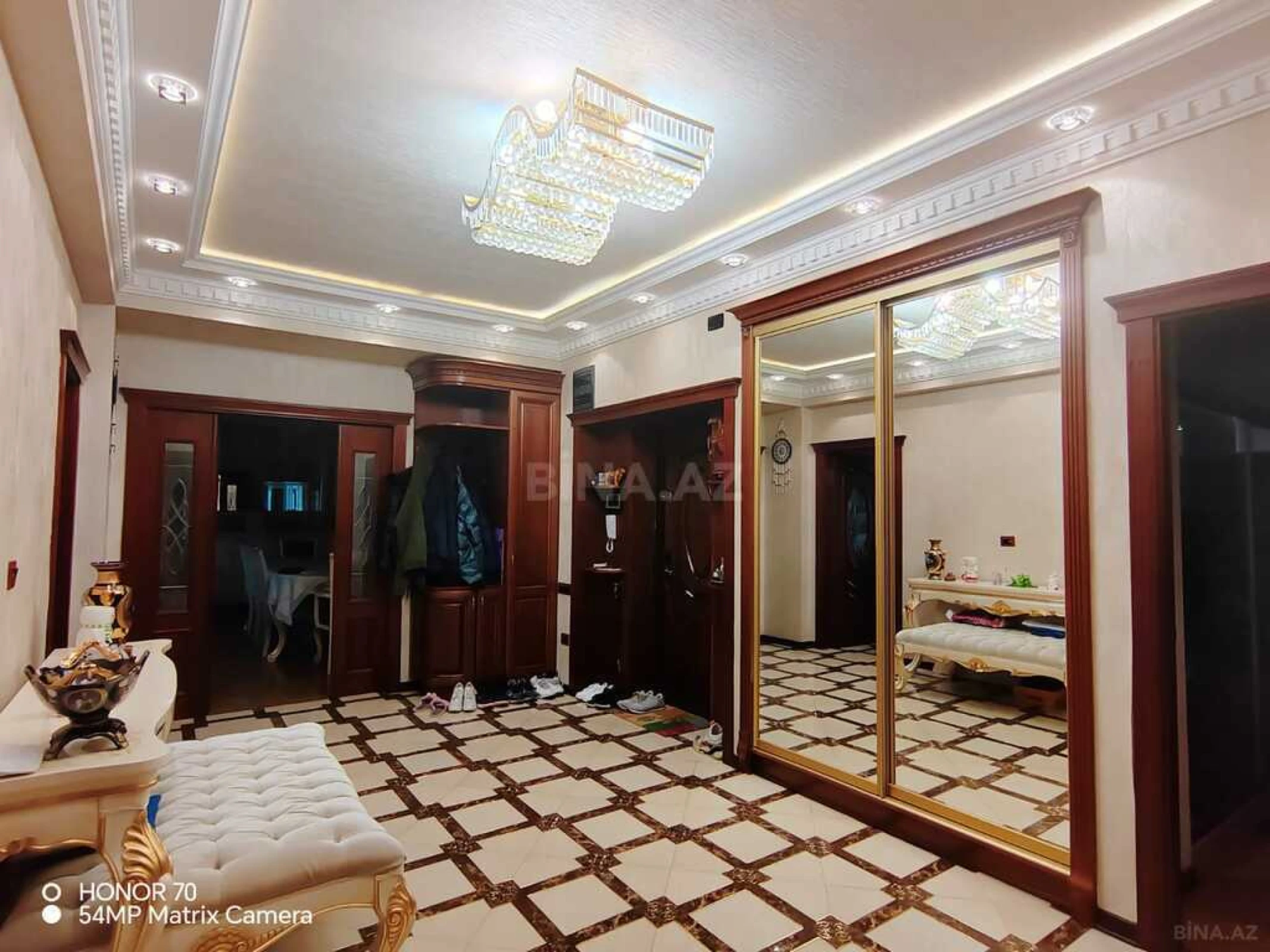 Satılır 4 otaqlı mənzil 195 m²