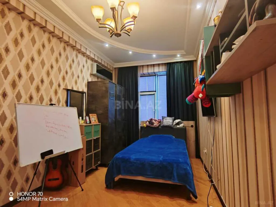 Satılır 4 otaqlı mənzil 195 m²