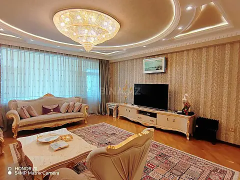 Satılır 4 otaqlı mənzil 195 m²