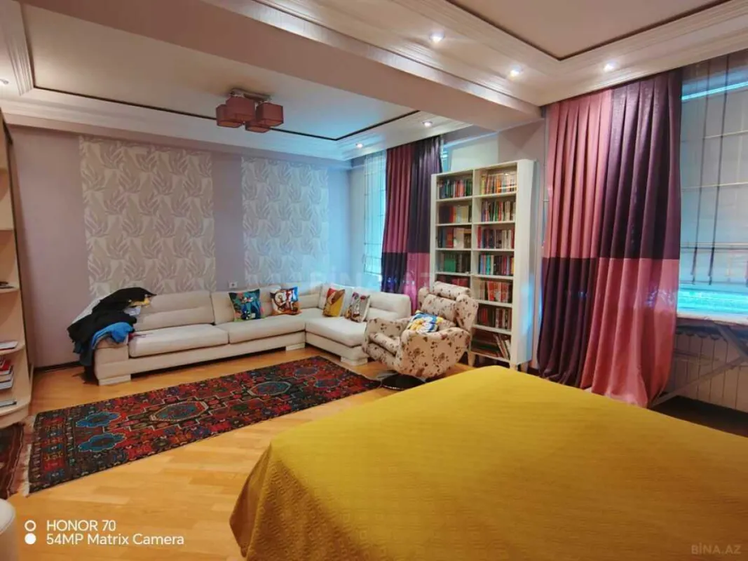 Satılır 4 otaqlı mənzil 195 m²