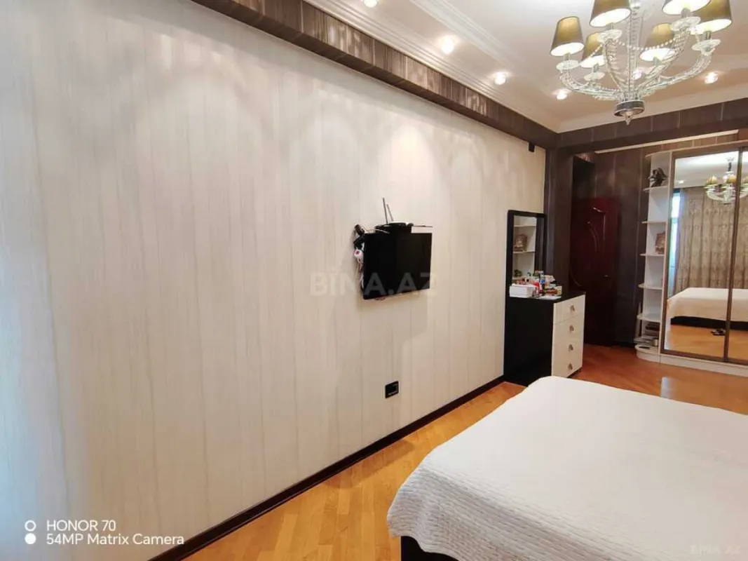 Satılır 4 otaqlı mənzil 195 m²