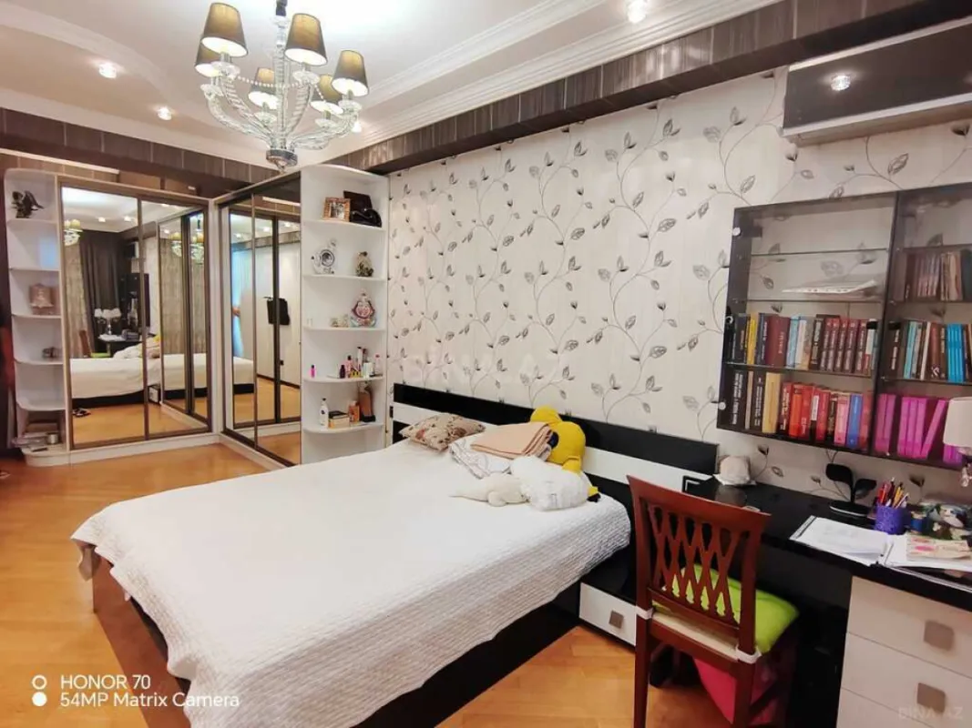 Satılır 4 otaqlı mənzil 195 m²