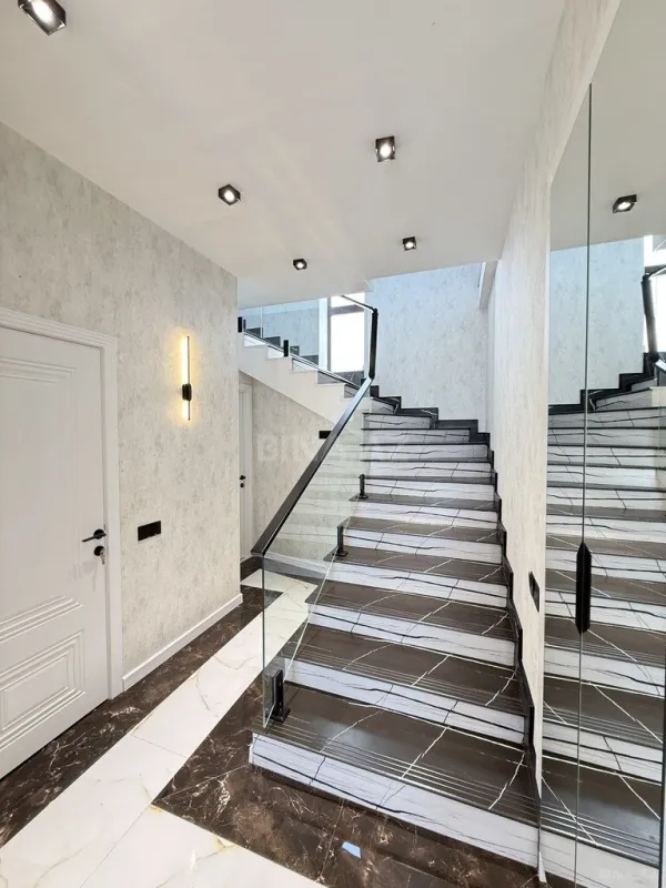 Satılır 5 otaqlı həyət evi 220 m²