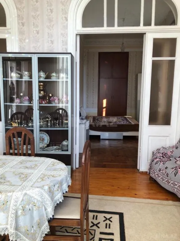 Satılır 6 otaqlı mənzil 130.5 m²
