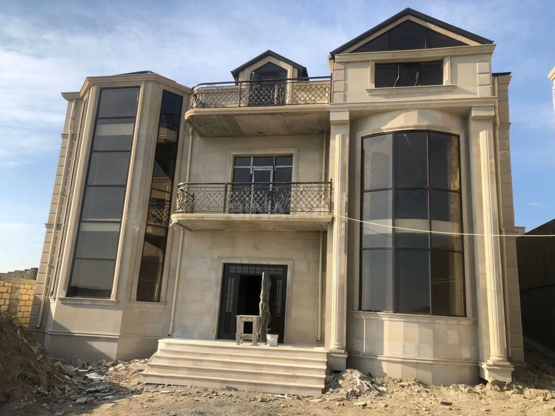 Satılır 7 otaqlı həyət evi 540 m²