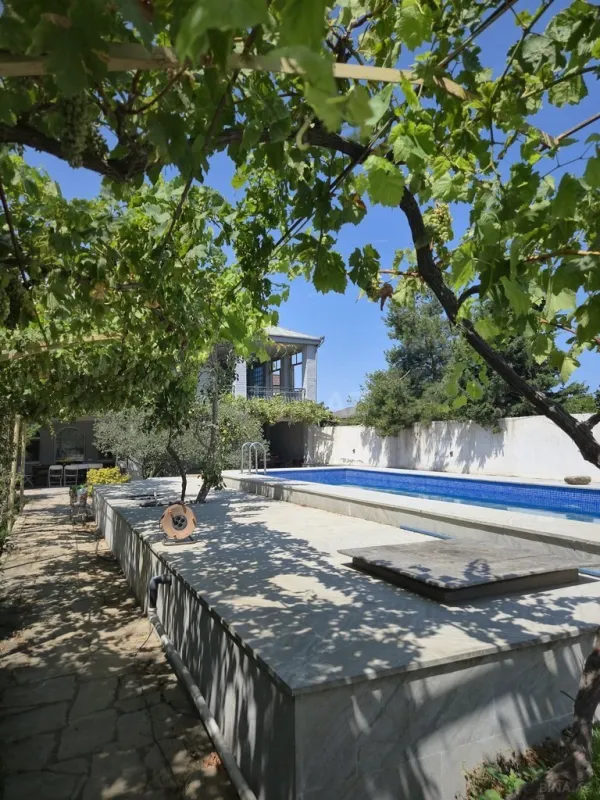 Satılır 6 otaqlı həyət evi 250 m²