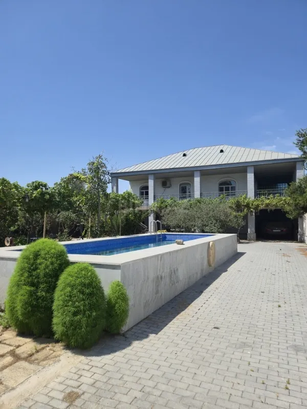 Satılır 6 otaqlı həyət evi 250 m²