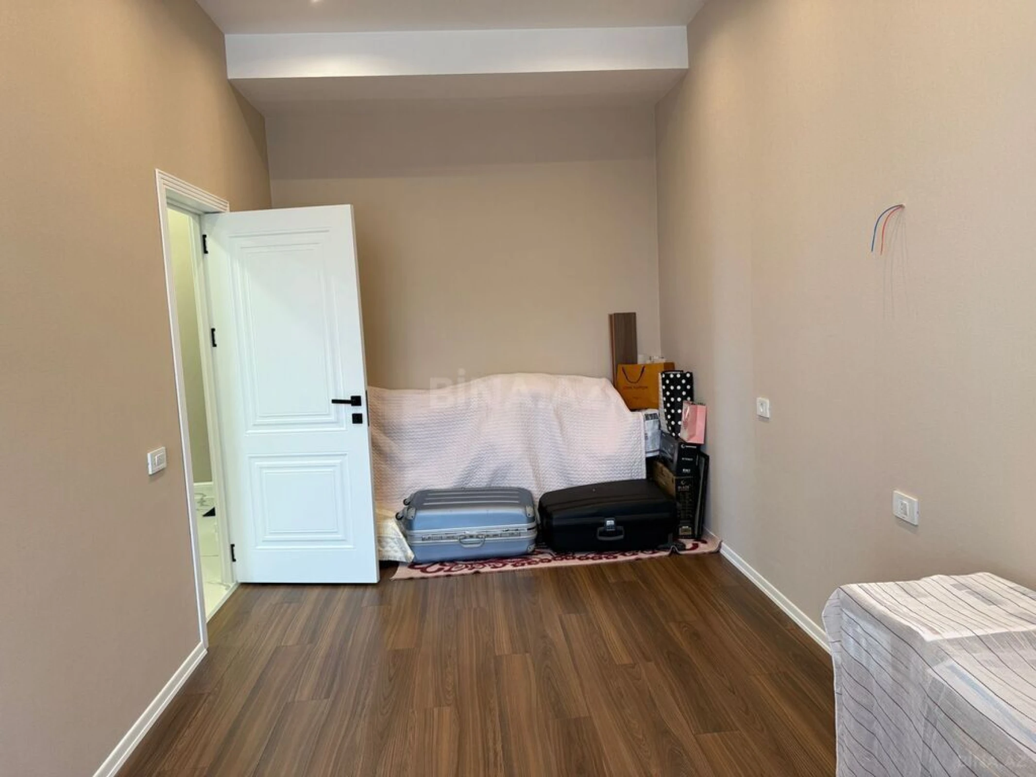 Satılır 4 otaqlı mənzil 106 m²