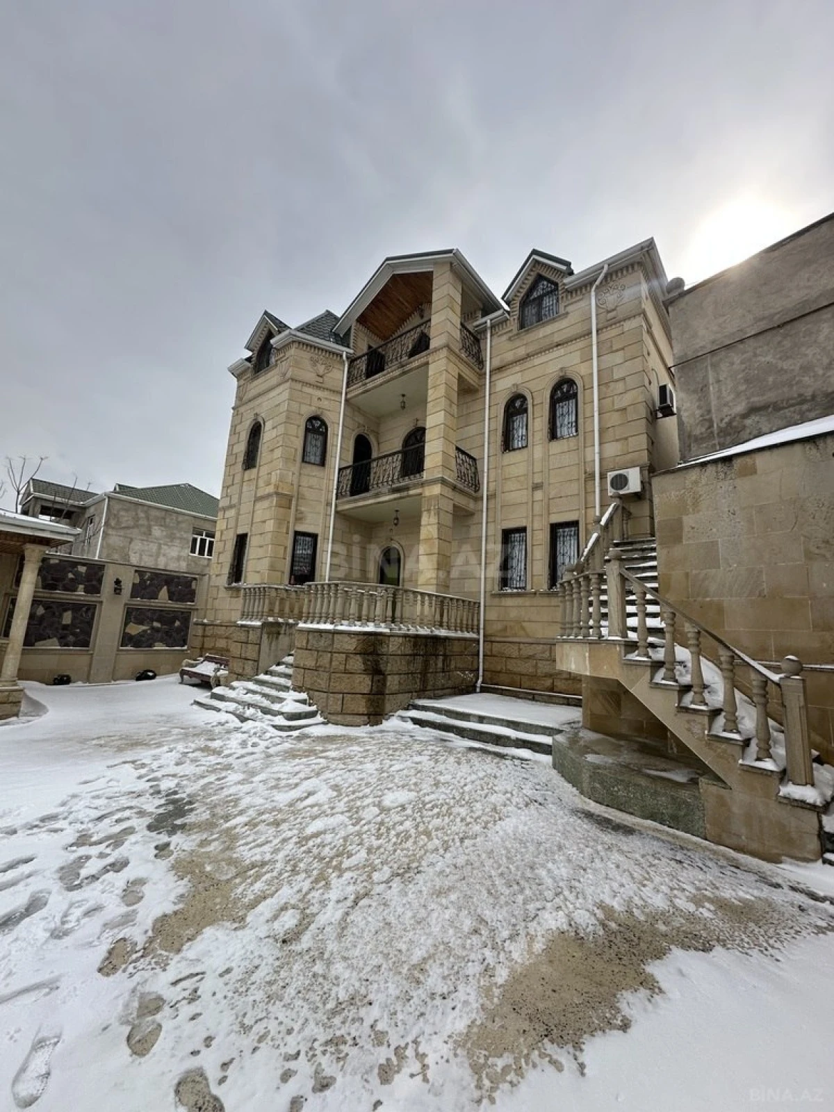 Satılır 7 otaqlı həyət evi 400 m²