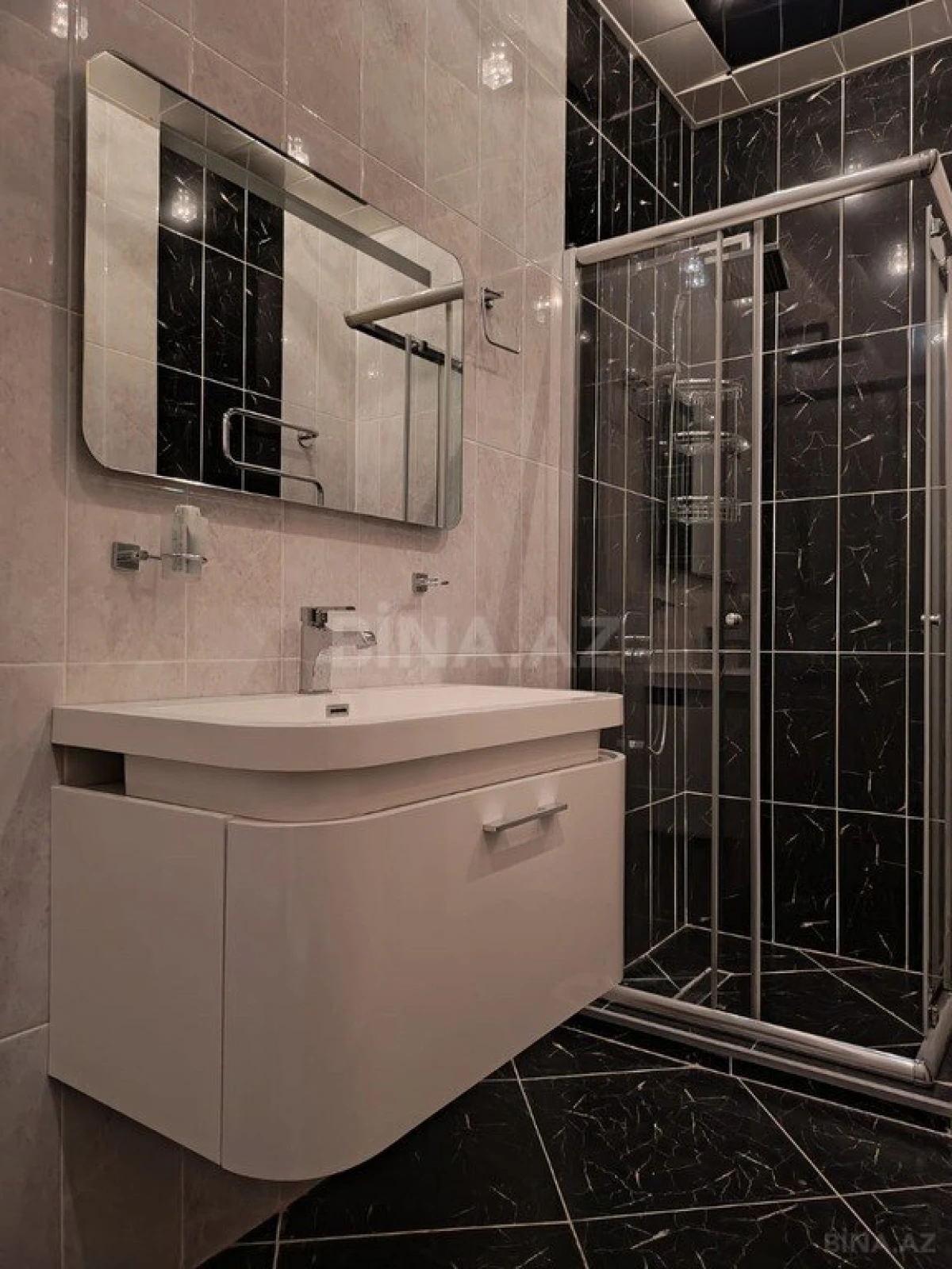 Kirayə verilir 4 otaqlı mənzil 265 m²