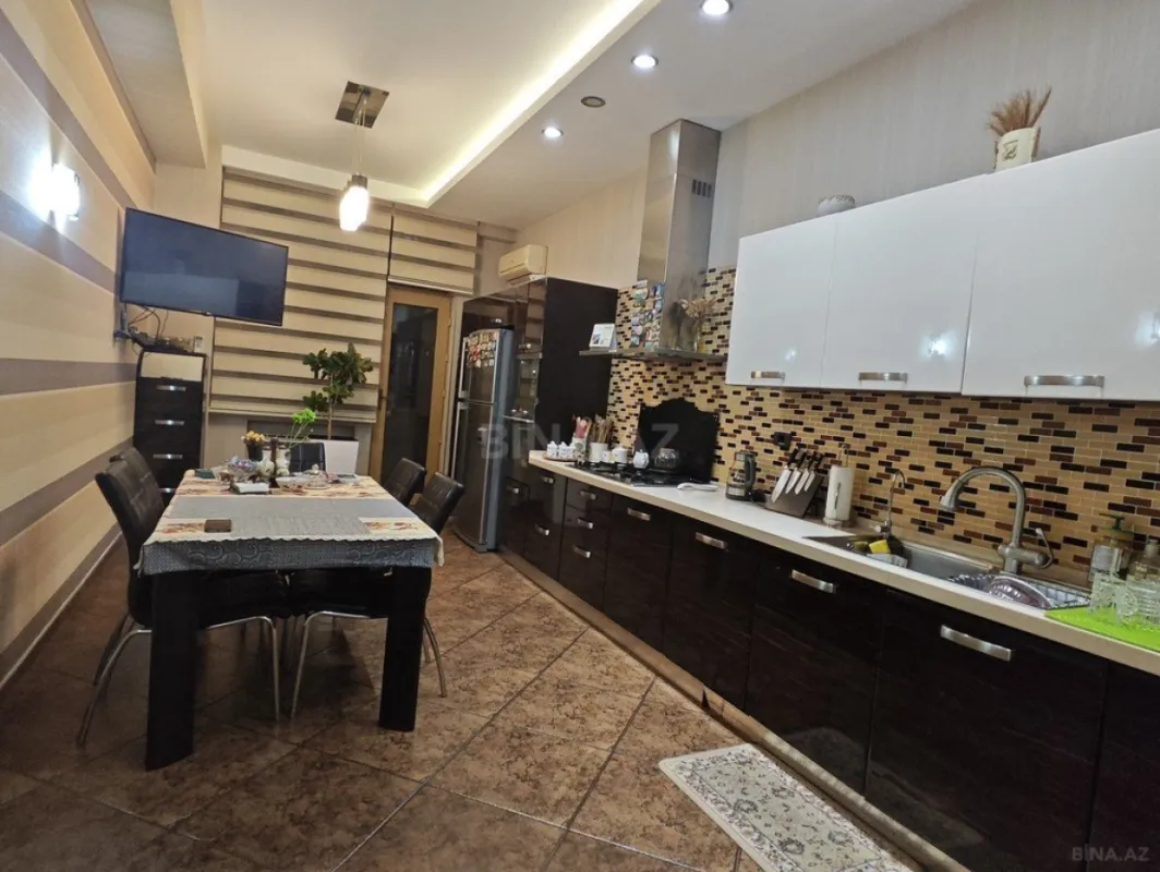 Satılır 4 otaqlı mənzil 200 m²