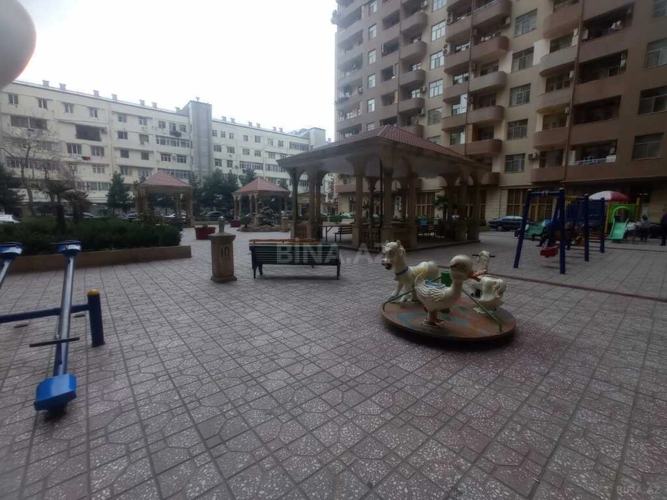 Satılır 4 otaqlı mənzil 200 m²