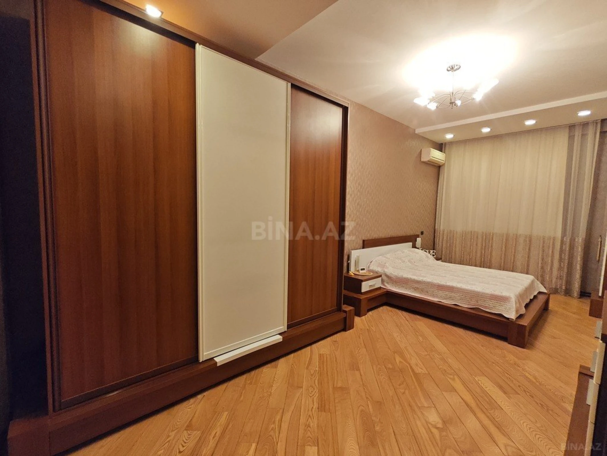 Satılır 4 otaqlı mənzil 200 m²