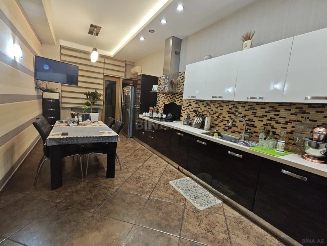 Satılır 4 otaqlı mənzil 200 m²