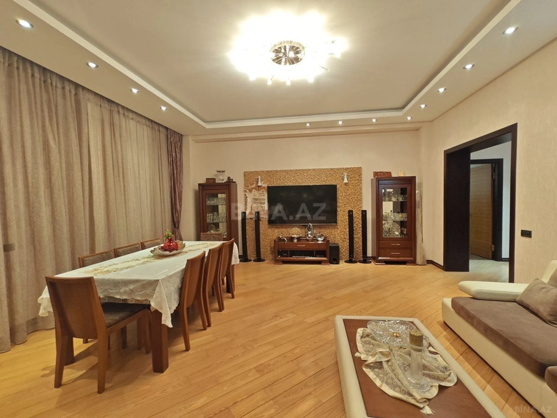 Satılır 4 otaqlı mənzil 200 m²
