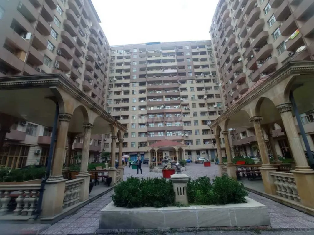 Satılır 4 otaqlı mənzil 200 m²