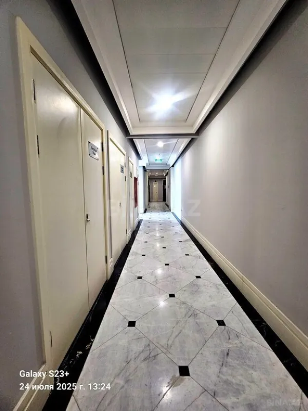 Satılır 5 otaqlı mənzil 230 m²