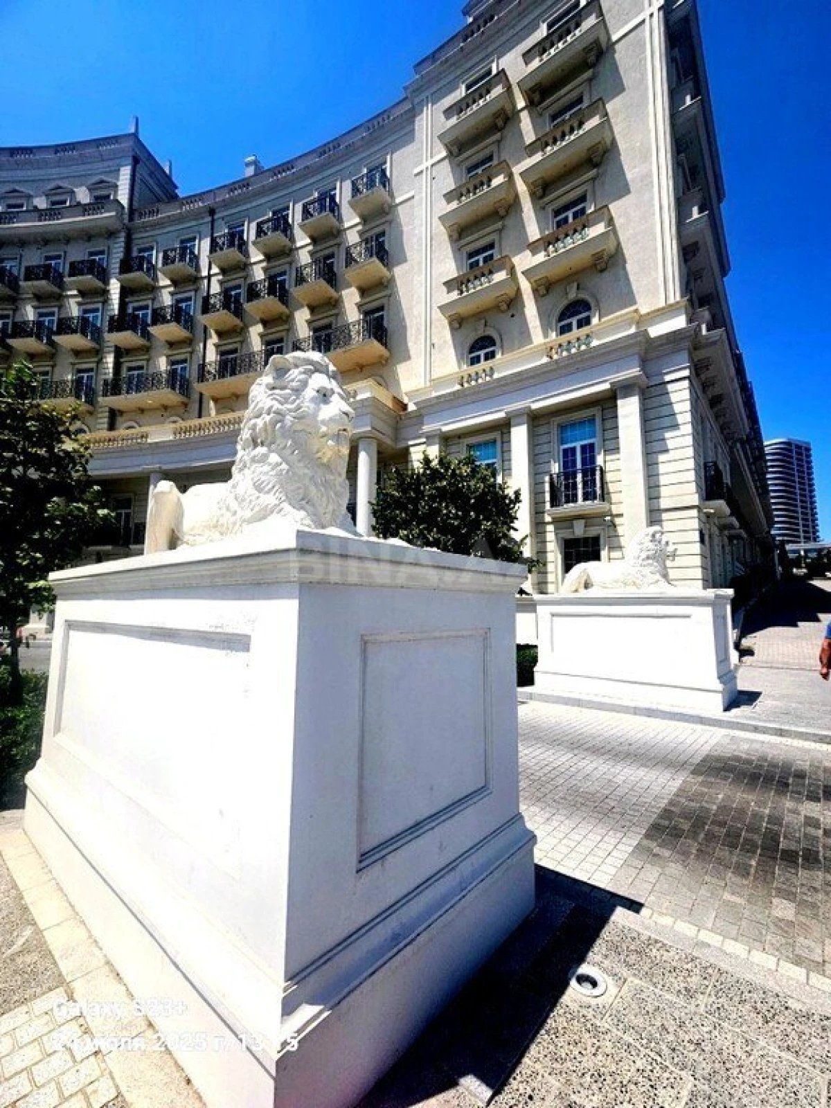 Satılır 5 otaqlı mənzil 230 m²