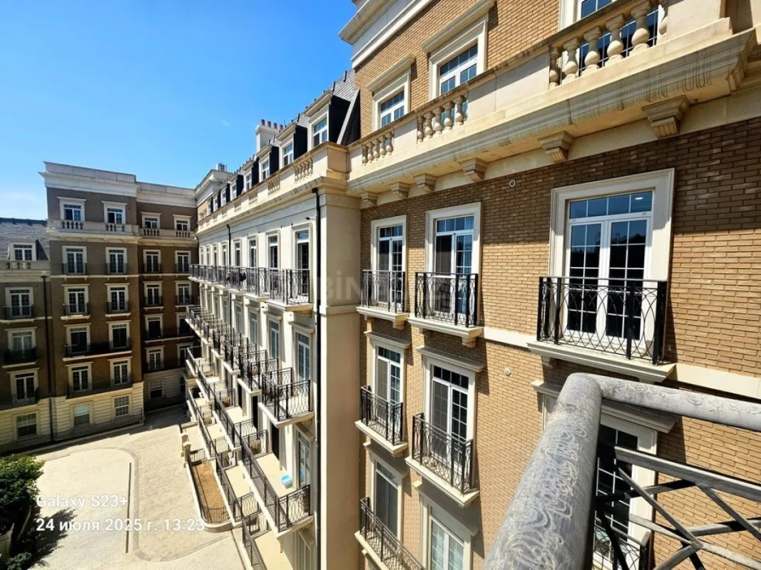 Satılır 5 otaqlı mənzil 230 m²