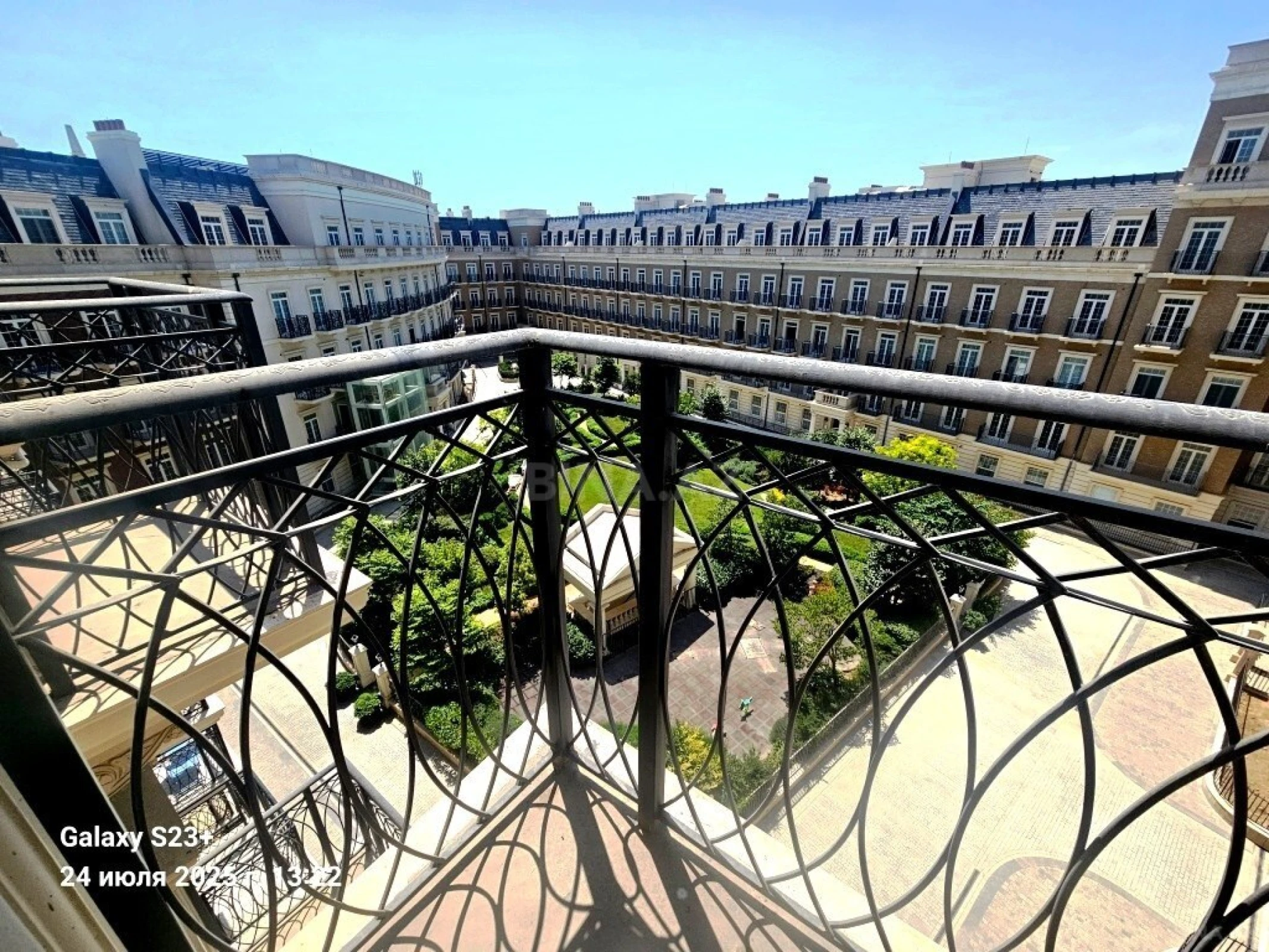 Satılır 5 otaqlı mənzil 230 m²