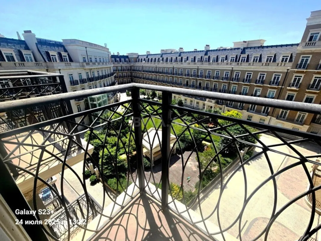 Satılır 5 otaqlı mənzil 230 m²