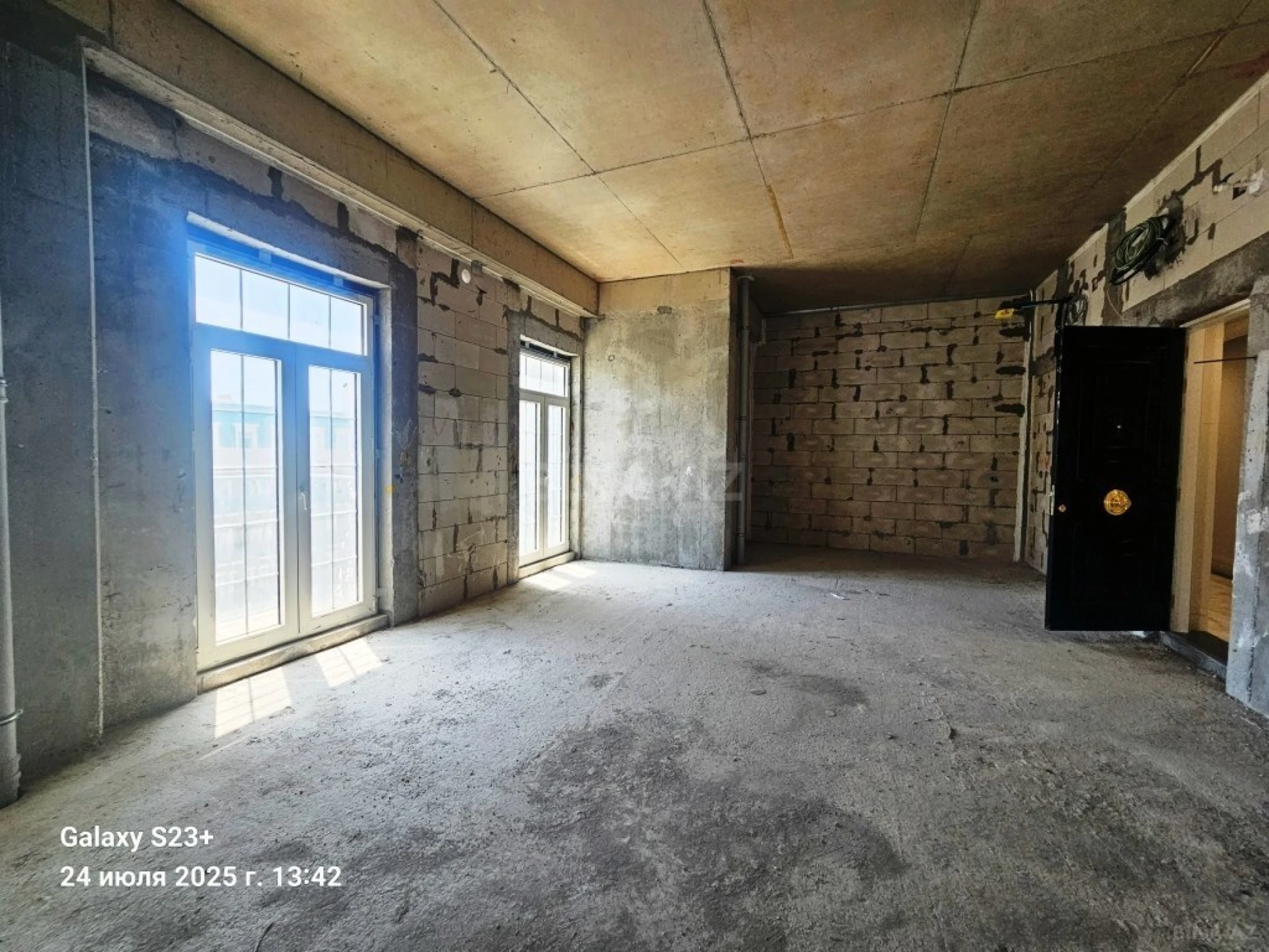 Satılır 8 otaqlı mənzil 300 m²