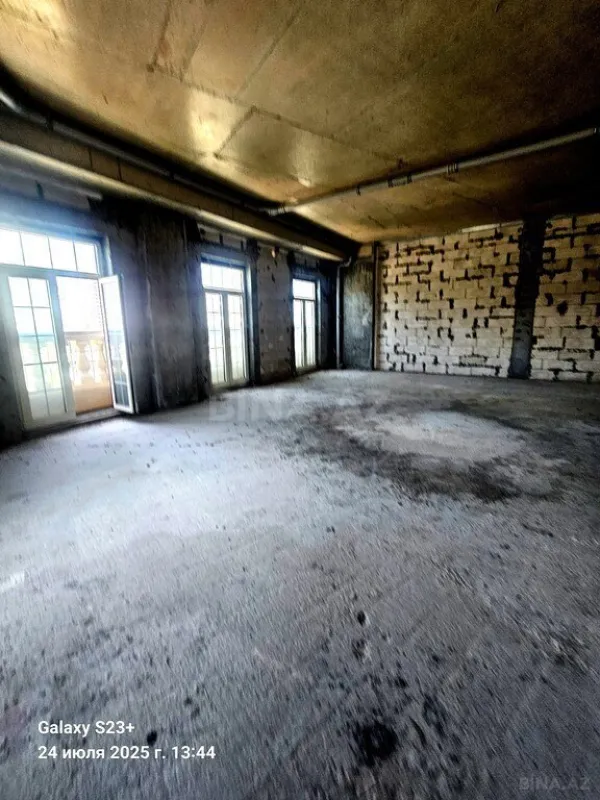 Satılır 8 otaqlı mənzil 300 m²