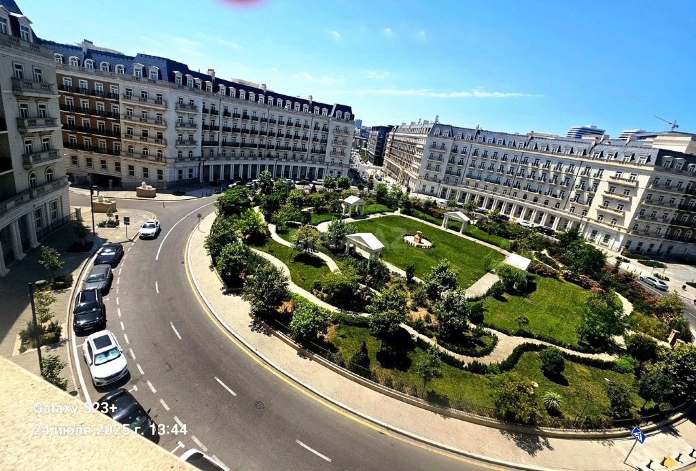 Satılır 8 otaqlı mənzil 300 m²