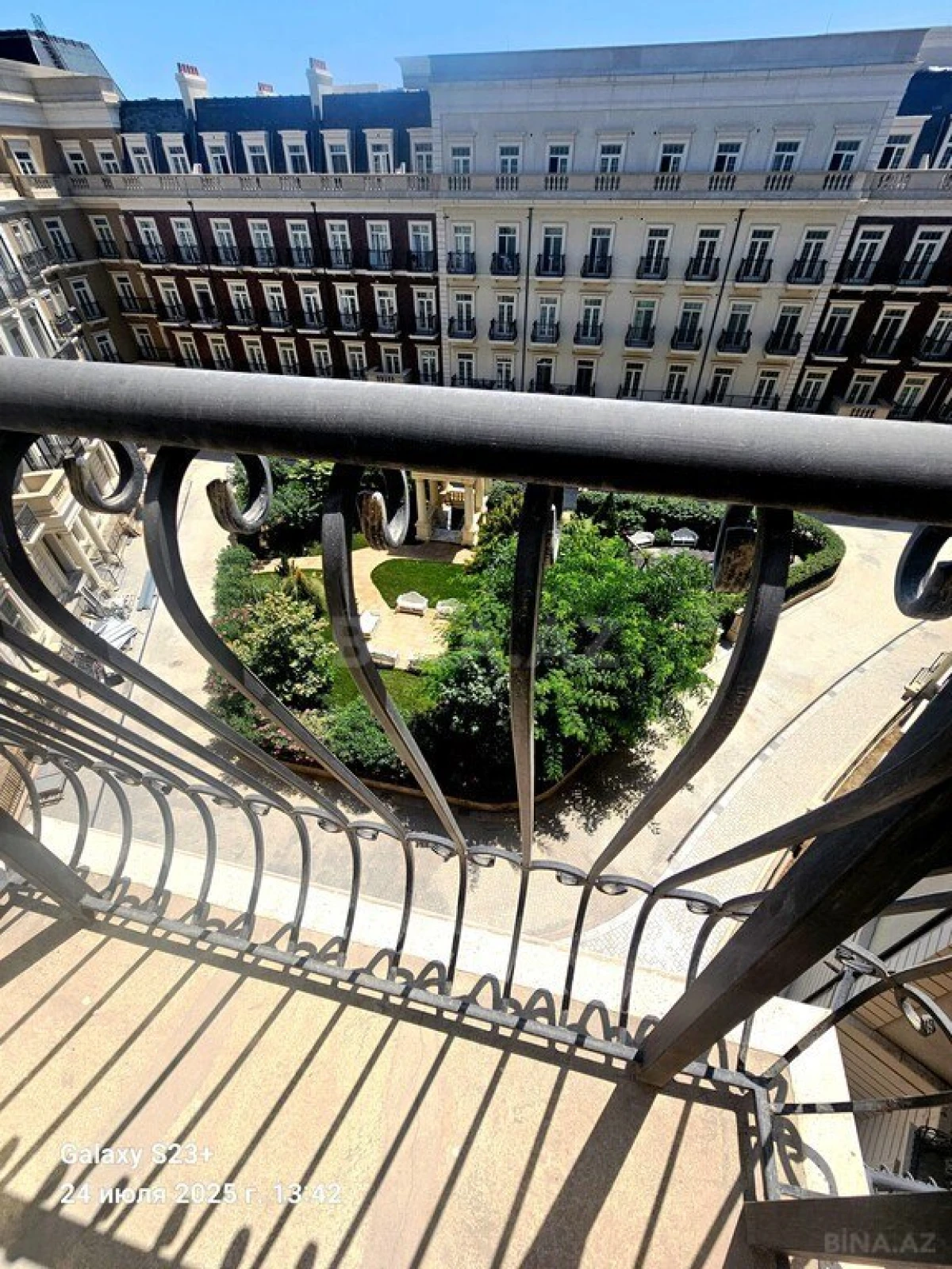 Satılır 8 otaqlı mənzil 300 m²