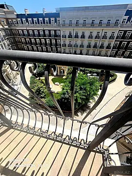 Satılır 8 otaqlı mənzil 300 m²