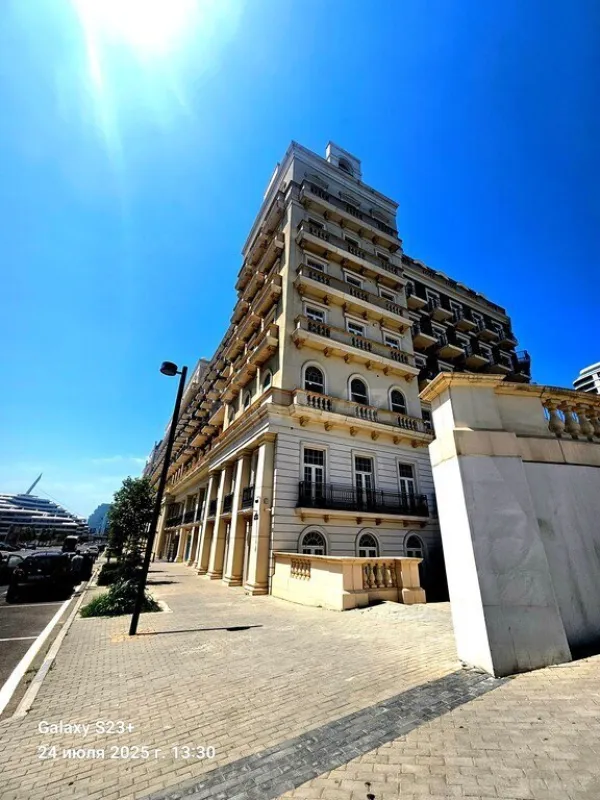 Satılır 8 otaqlı mənzil 300 m²