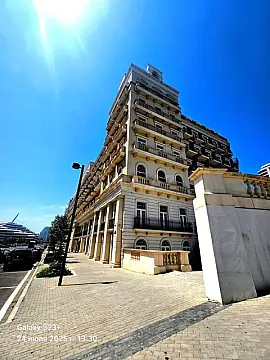 Satılır 8 otaqlı mənzil 300 m²