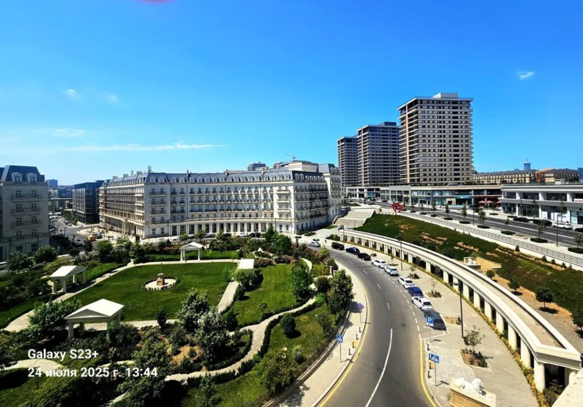 Satılır 8 otaqlı mənzil 300 m²