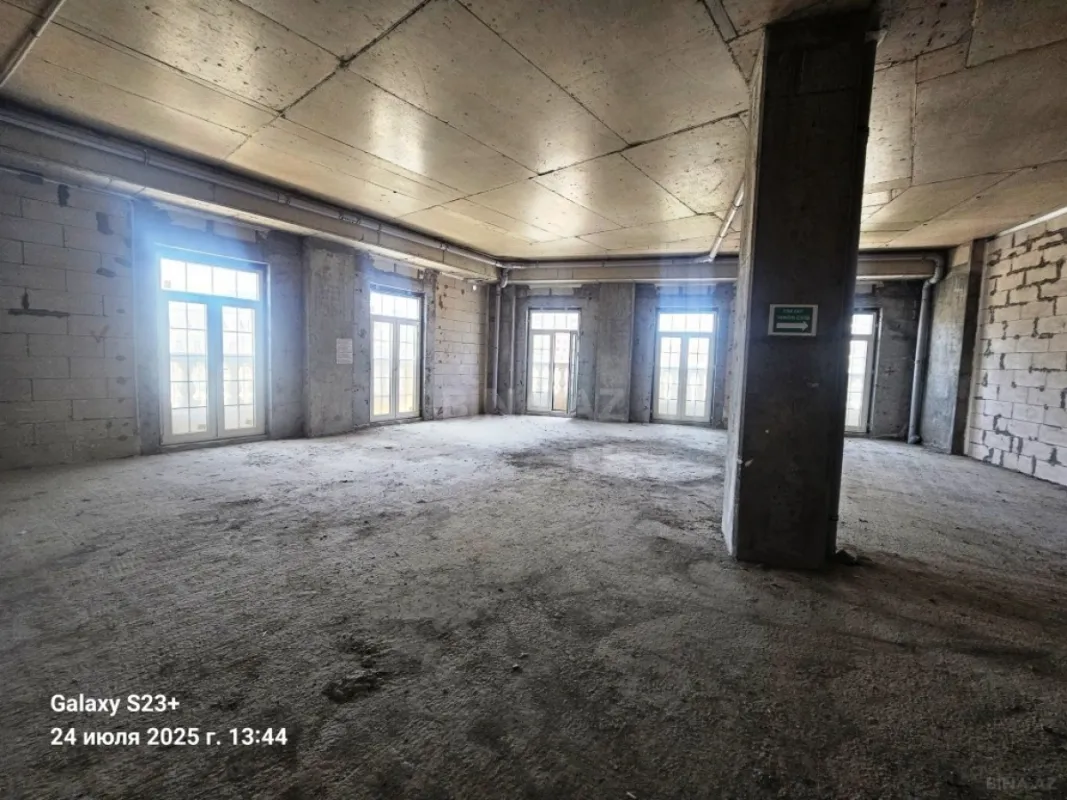 Satılır 8 otaqlı mənzil 300 m²