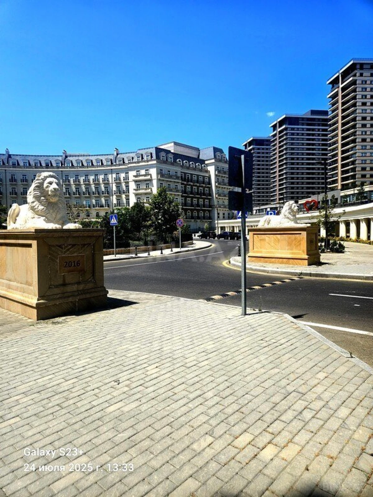 Satılır 8 otaqlı mənzil 300 m²