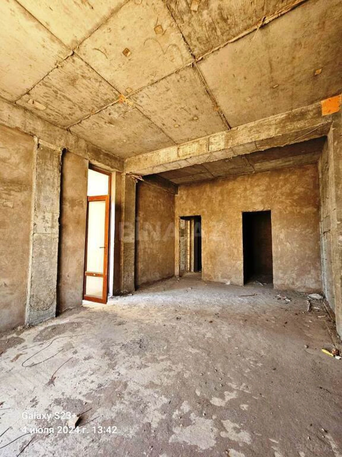 Satılır 4 otaqlı mənzil 303 m²