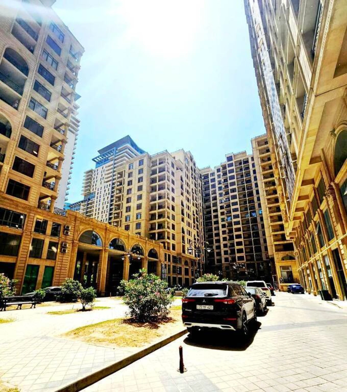 Satılır 4 otaqlı mənzil 303 m²