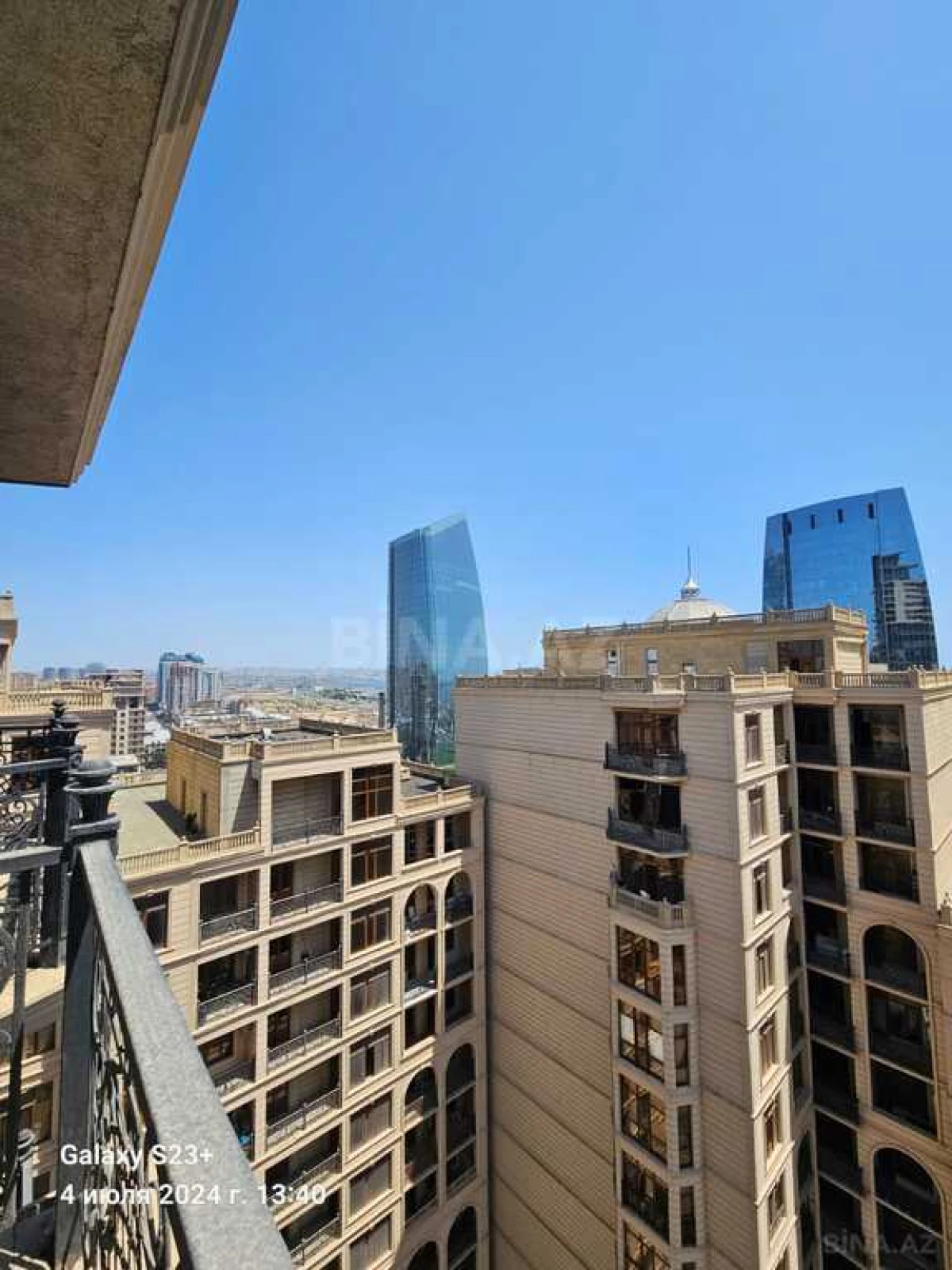 Satılır 4 otaqlı mənzil 303 m²