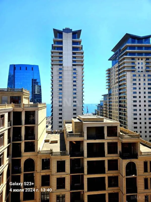 Satılır 4 otaqlı mənzil 303 m²