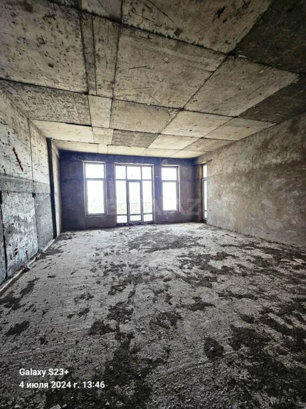 Satılır 4 otaqlı mənzil 303 m²