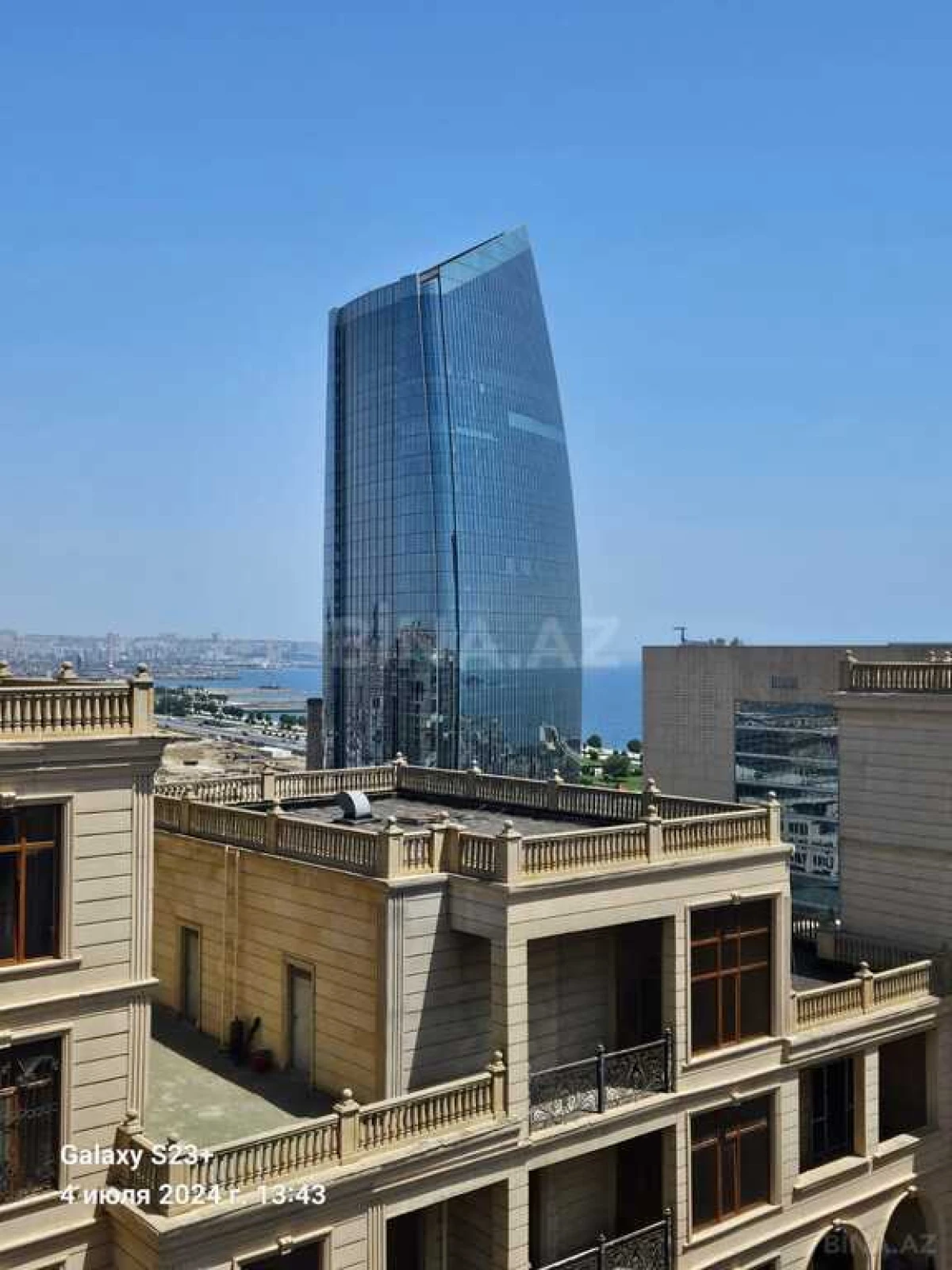 Satılır 4 otaqlı mənzil 303 m²