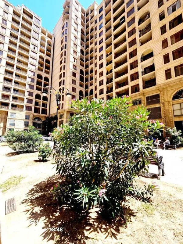 Satılır 4 otaqlı mənzil 303 m²