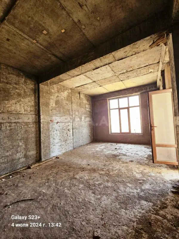 Satılır 4 otaqlı mənzil 303 m²