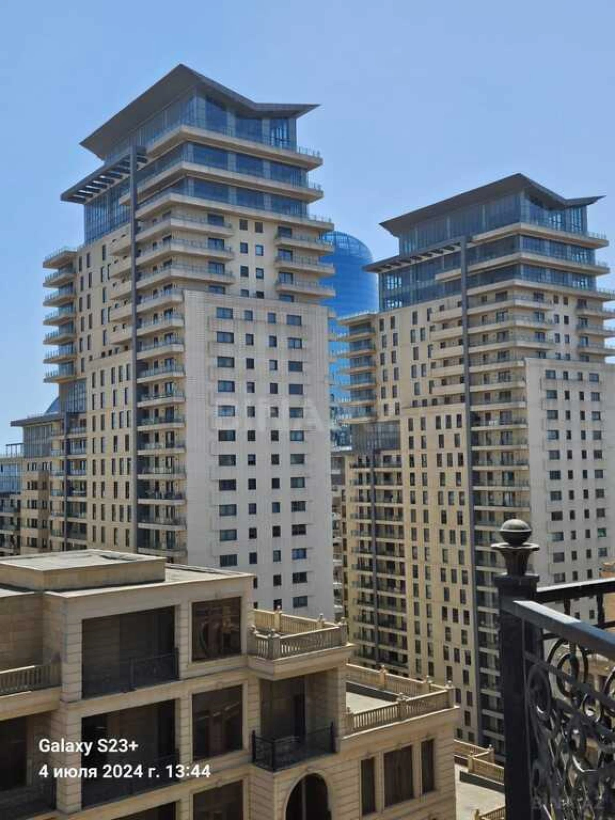 Satılır 4 otaqlı mənzil 303 m²