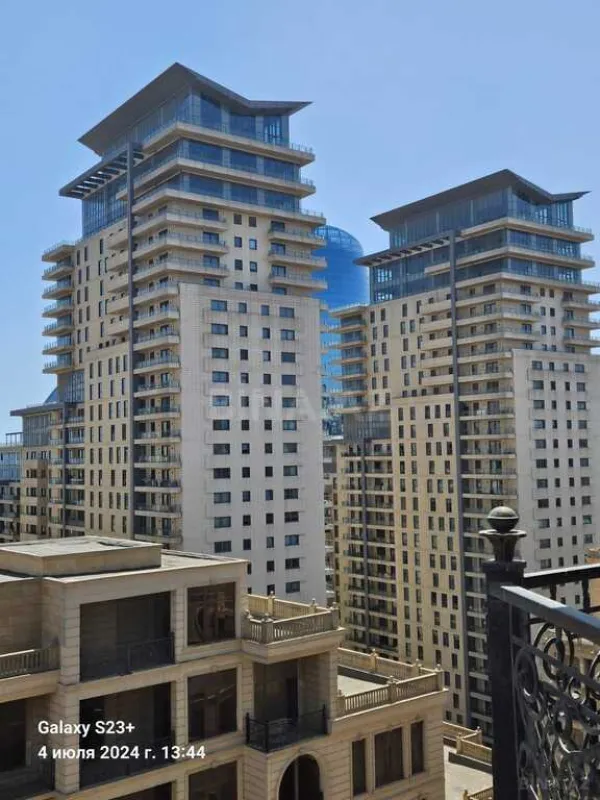 Satılır 4 otaqlı mənzil 303 m²