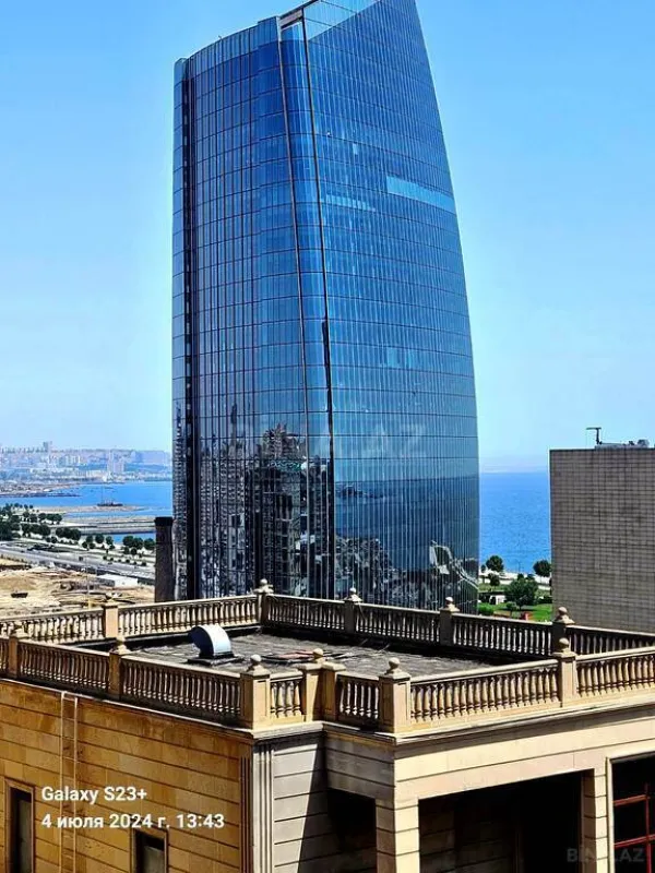 Satılır 4 otaqlı mənzil 303 m²